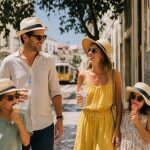 découvrez les meilleures activités à lisbonne en famille en août pour profiter malgré la canicule : conseils, lieux adaptés et idées rafraîchissantes pour petits et grands.